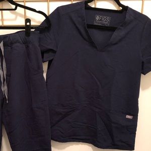 Figs Casma Three Pocket Scrub Top in Navy